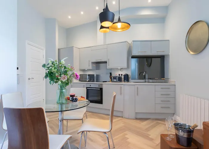 Elliot Oliver - Stylish 2 Bedroom Town Centre Apartment