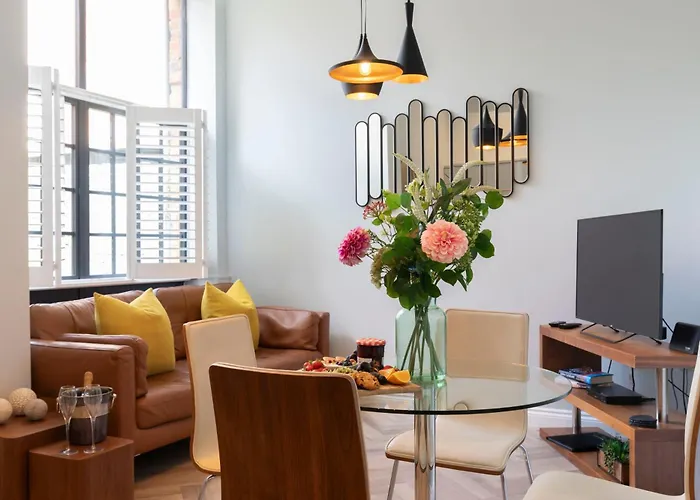 Elliot Oliver - Stylish 2 Bedroom Town Centre Apartment