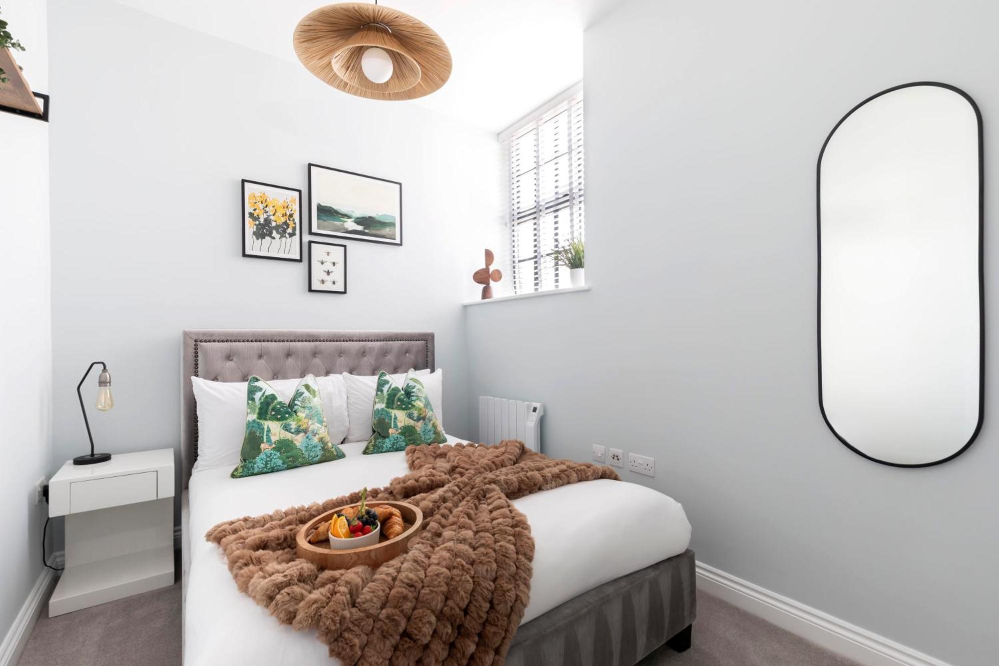 Elliot Oliver - Stylish 2 Bedroom Town Centre